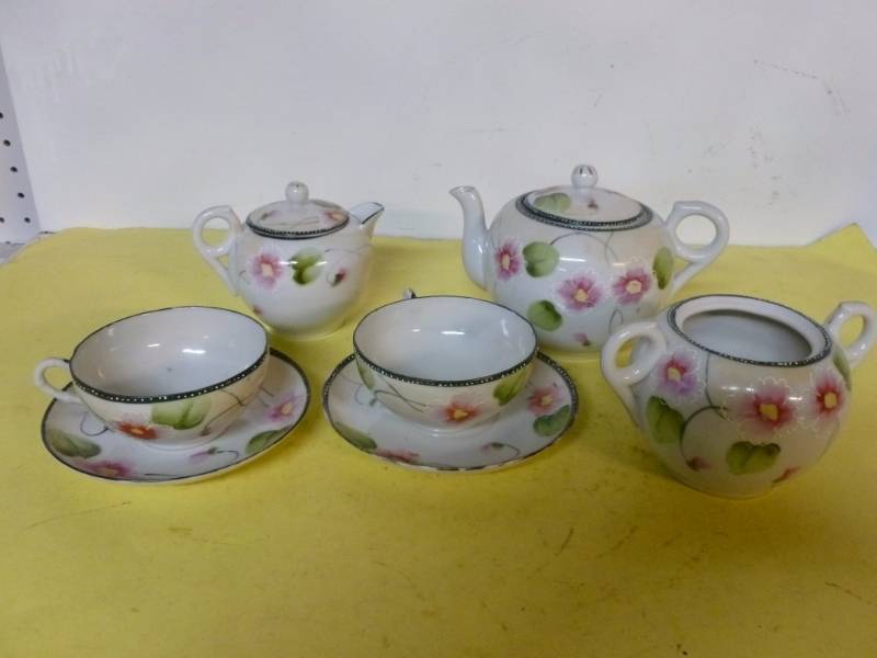 lot 211 image: Vintage Tea Set