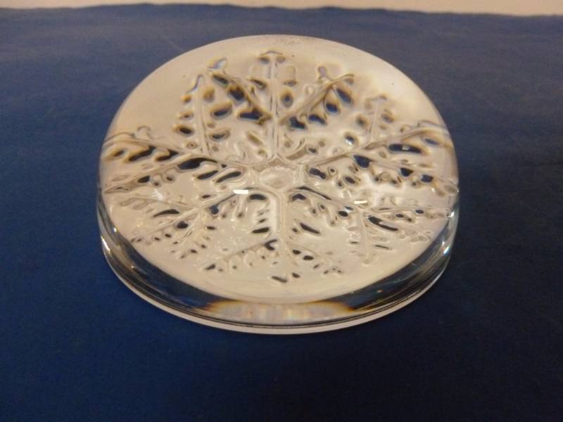 lot 220 image: Paper Weight