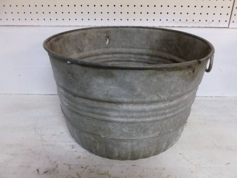 lot 222 image: Vintage Tub