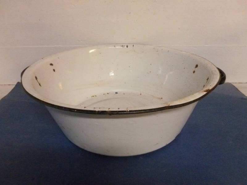 lot 224 image: Vintage Enamelware