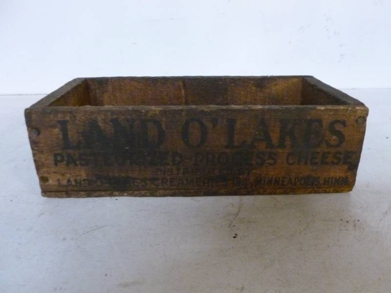lot 231 image: Vintage Cheese Box