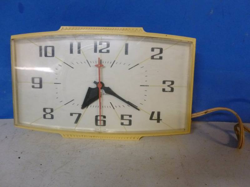 lot 233 image: Vintage Clock