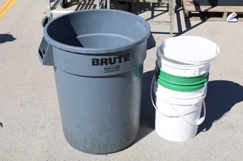 lot 19 image: Large Garbage CanPlastic Buckets