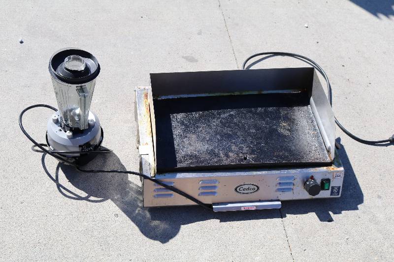 lot 33 image: Cadco Griddle & Blender