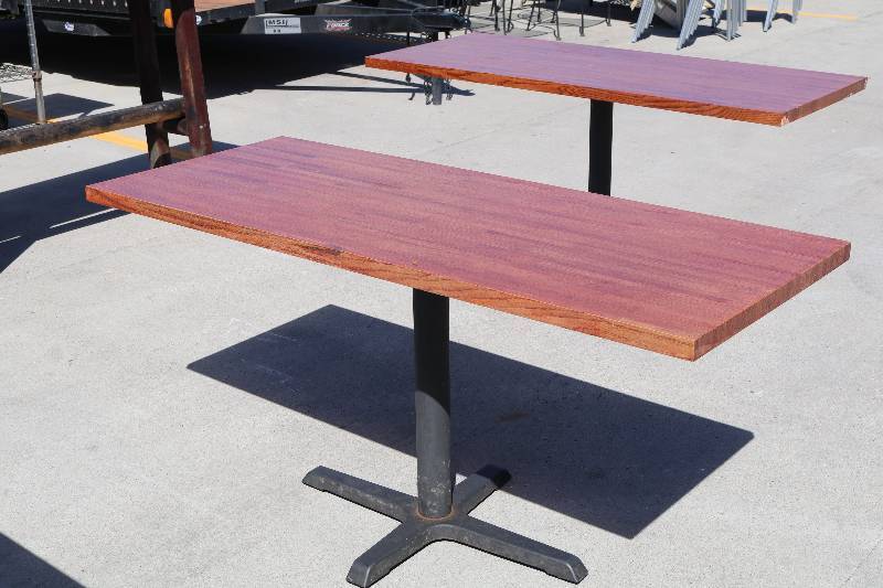 lot 37 image: Oak Table