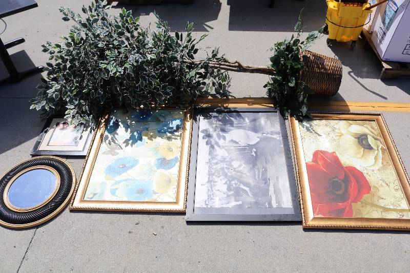 lot 60 image: Decor Items