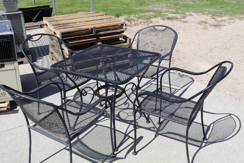 lot 76 image: Metal Patio Table & Chair Set