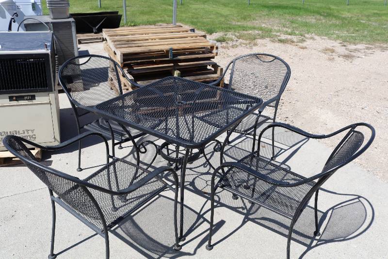 lot 75 image: Metal Patio Table & Chair Set
