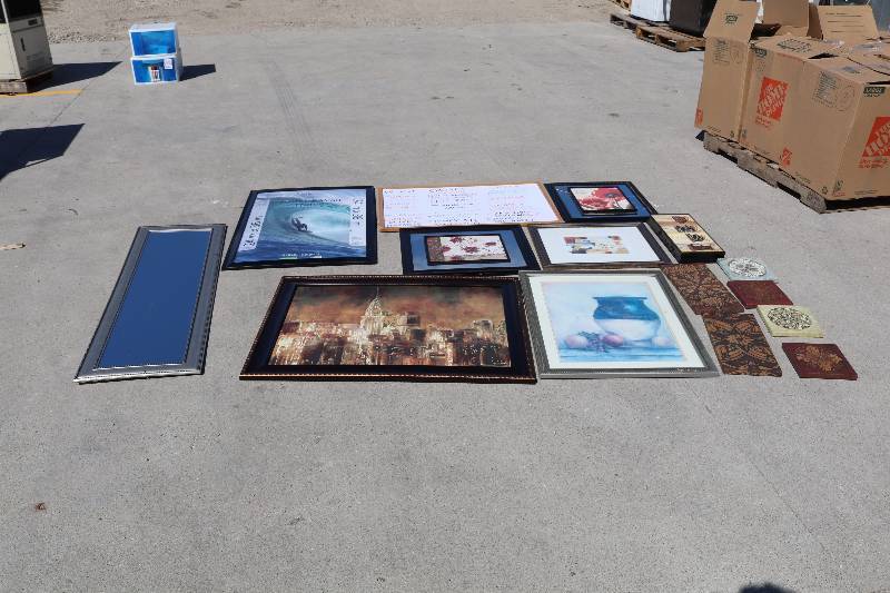 lot 98 image: Assorted Wall Decor