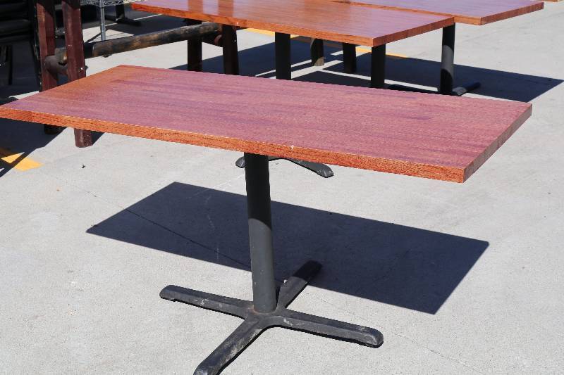 lot 38 image: Oak Table