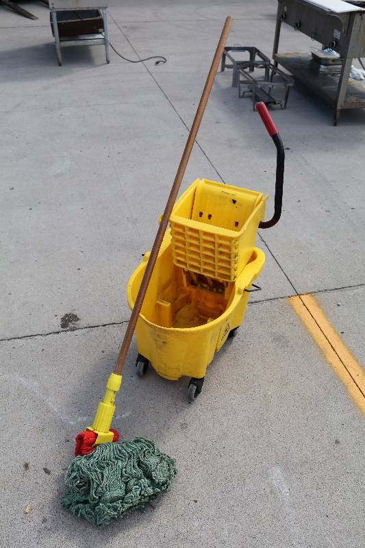 lot 48 image: Mop BucketMop