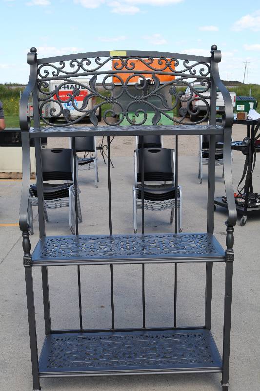 lot 73 image: Metal Shelf