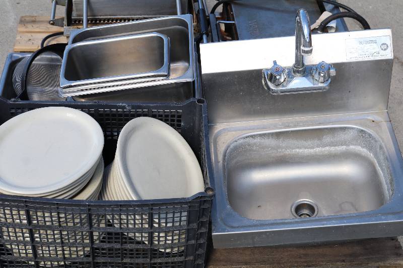 lot 100 image: Stainless Steel Sink & TubsPlates
