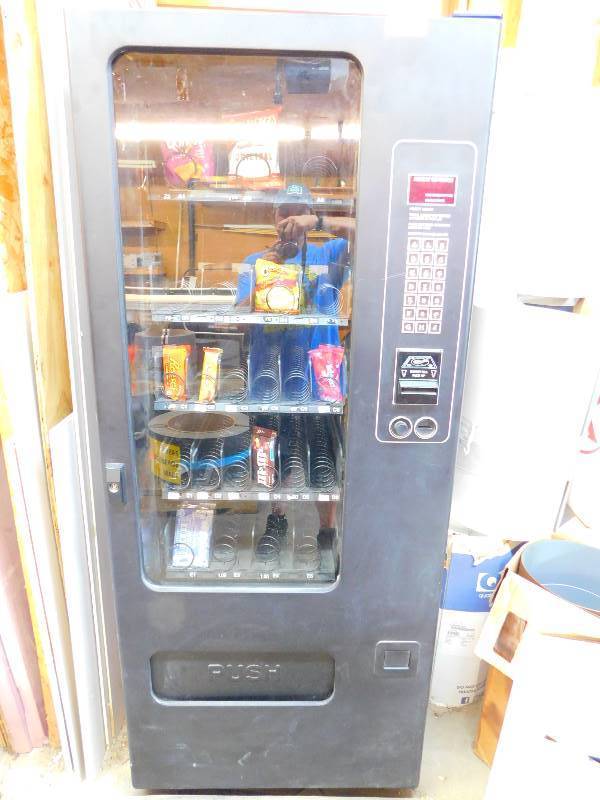 lot 305 image: Commercial Candy Vending Machine