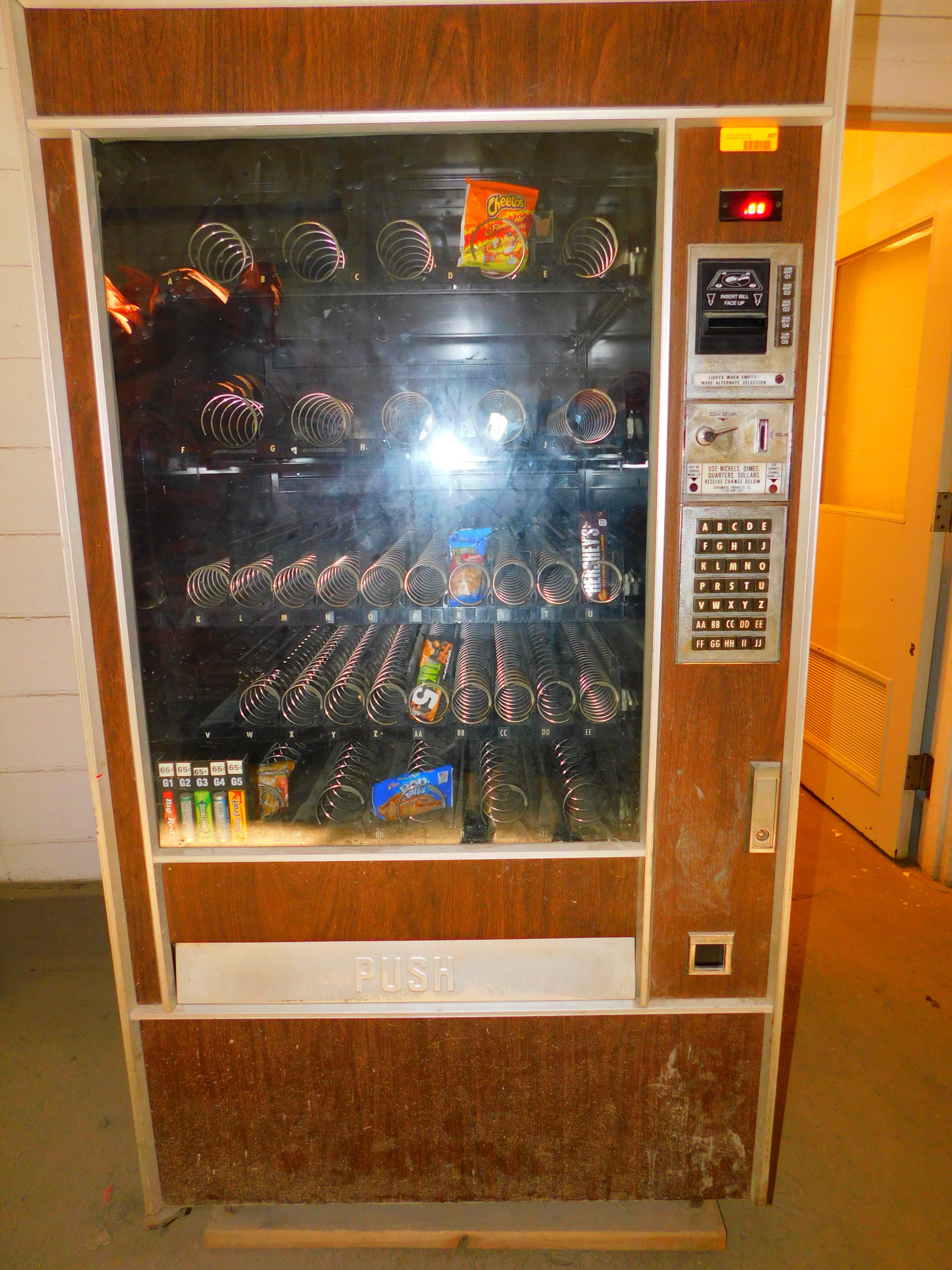 lot 307 image: Commercial Candy Vending Machine