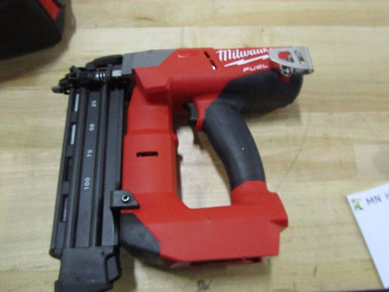 Milwaukee M18 FUEL 18-Volt 15-Gauge Angled Finish Nailer Kit