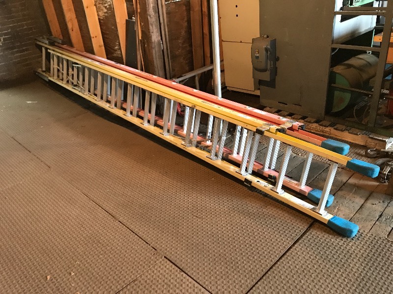 Fiberglass extension ladder
