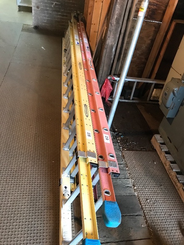 Fiberglass extension ladder