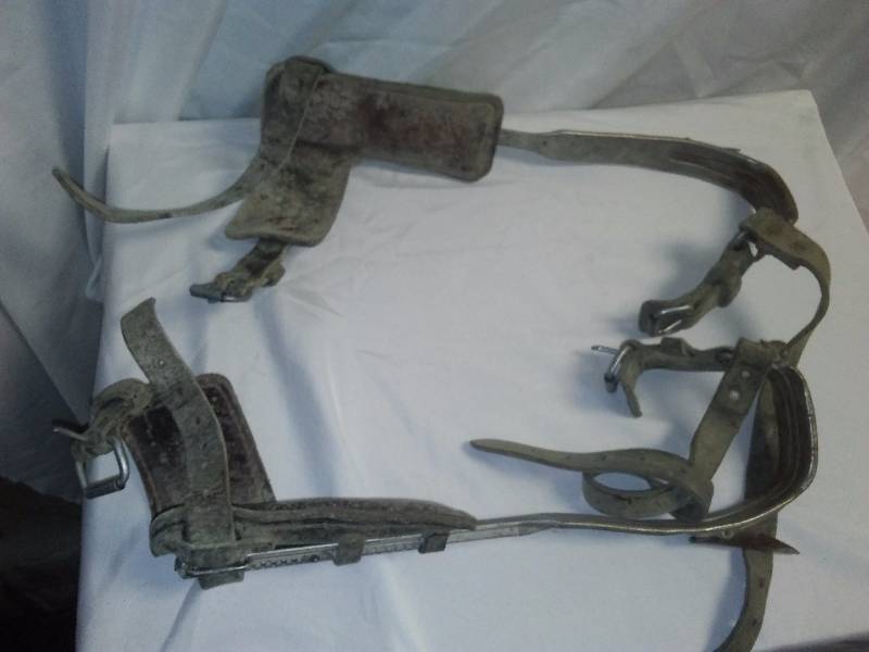 lot 20 image: Vintage Set of Linemans Pole Climbing Gaffs  Spikes  Spurs