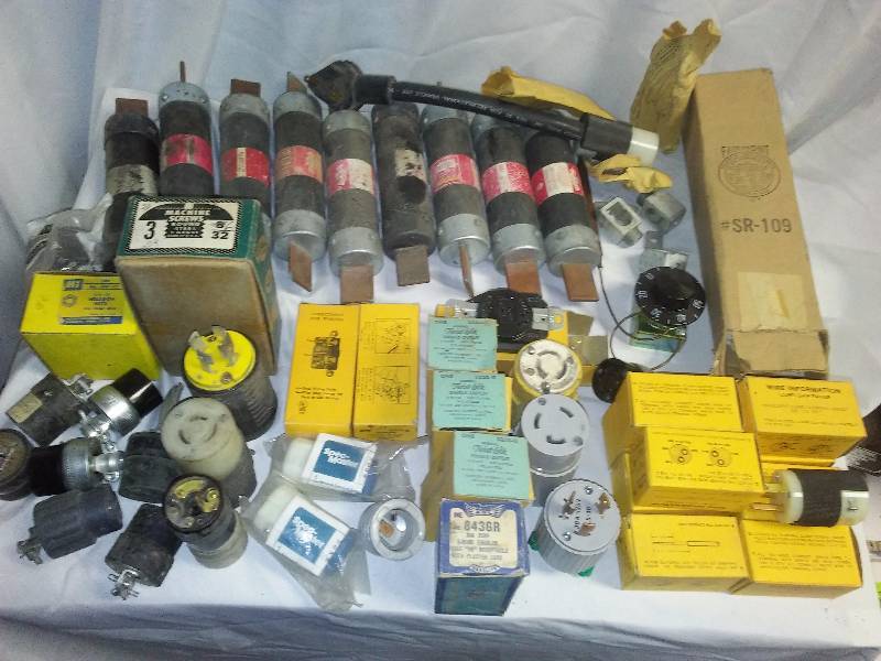 lot 25 image: Plug ins, Outlets, 200 Amp Buss Fuses