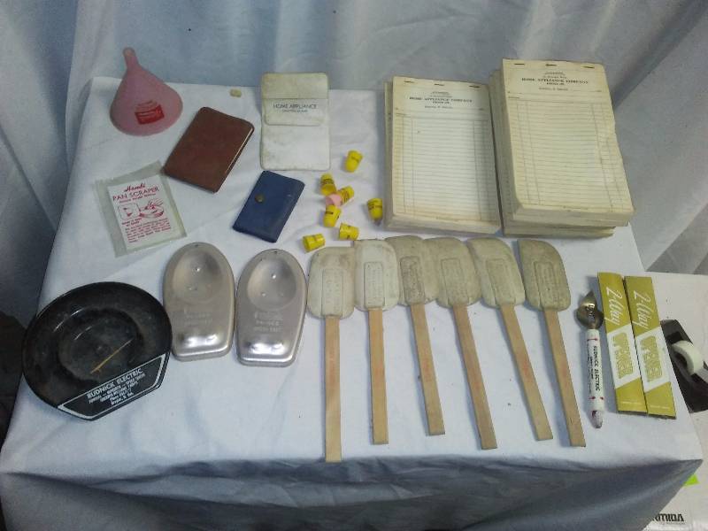 lot 46 image: Vintage Promotional Advertising Items