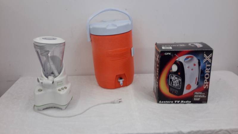 lot 11 image: Smoothie blender, drinking water jug, lantern tv radio