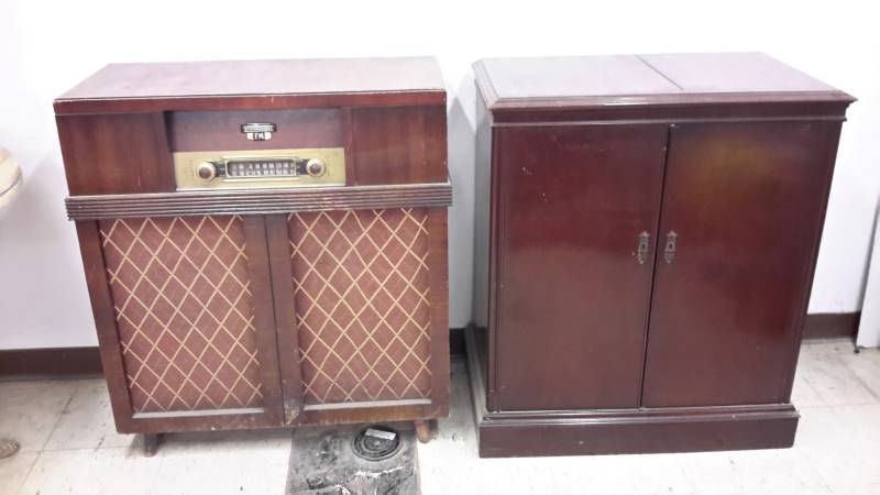 lot 33 image: Vintage tube radios