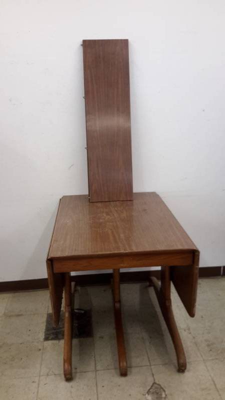 lot 39 image: Drop leaf table