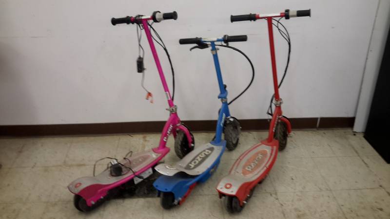 lot 41 image: 3 razor scooters