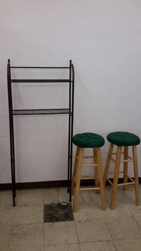 lot 42 image: 2 stools, bathroom organizer
