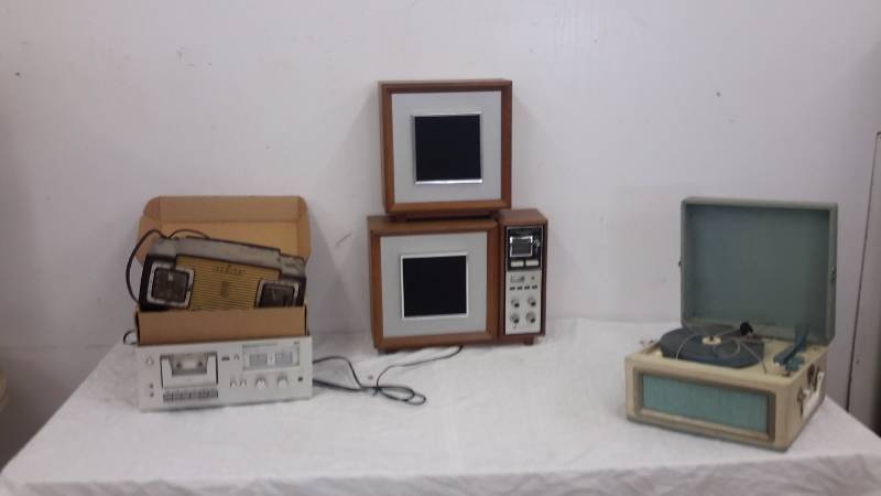 lot 50 image: Vintage radios, phono, cassette