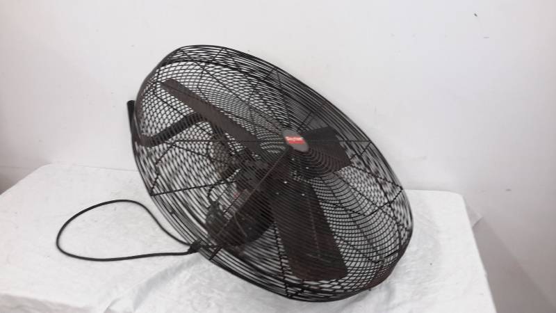 lot 62 image: Dayton 30 oscillating fan