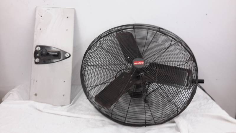 lot 63 image: Dayton 30 oscillating fan
