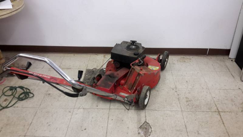 lot 70 image: Toro lawnmower
