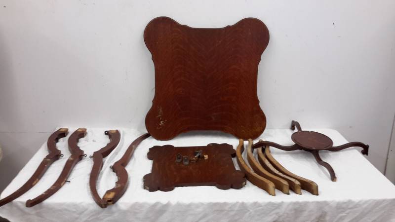 lot 76 image: Vintage table