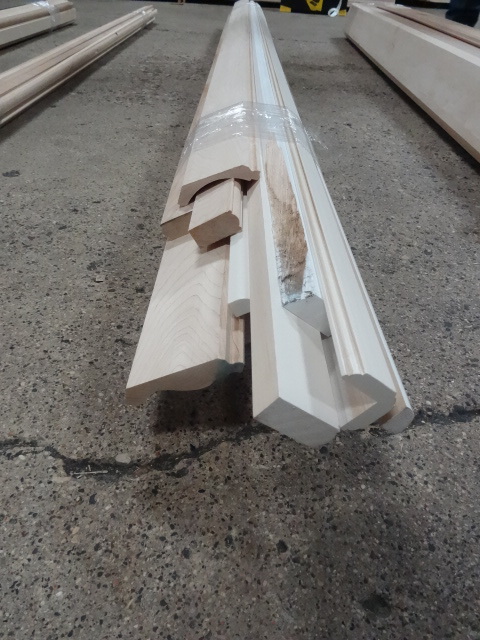 Small Crown and valance moulding. V...