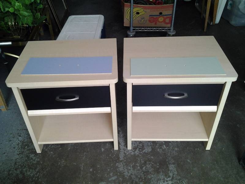 lot 1 image: Pair Of Nice Natural Tone Night Stands