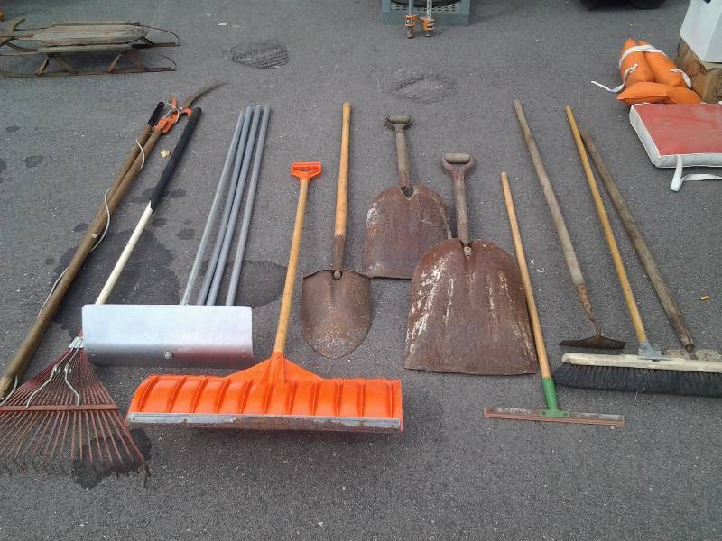 lot 19 image: Implements