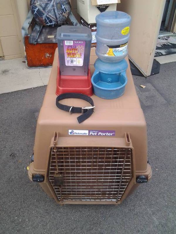 lot 24 image: Large Pet Kennel With Food & Water Dispensers
