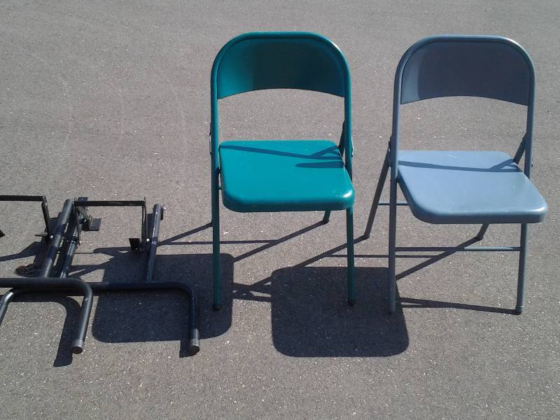 lot 30 image: 2-Folding Chairs & A Pair Of 2 Portable Table Legs