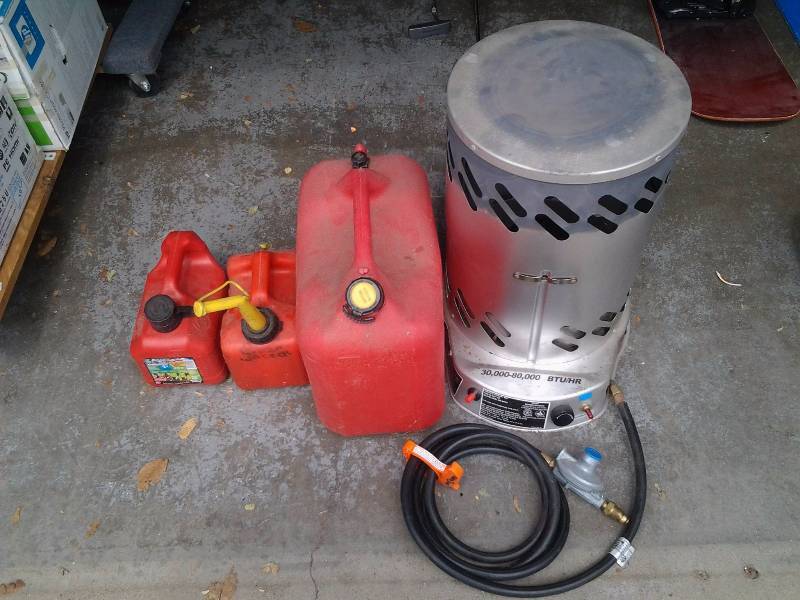 lot 31 image: Propane 30,000-80,000 BTU Portable Space Heater 2-1 Gallon & 1-6 Gallon Gas Cans