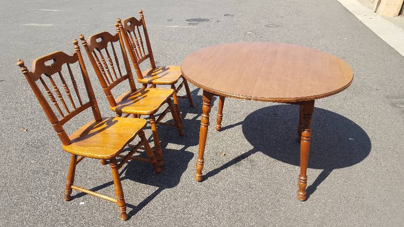 lot 42 image: 42 Inch Round Table With 3 Chairs