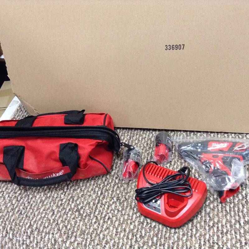 Milwaukee 2407-20 Drill Driver kit it includes 2 batteries
