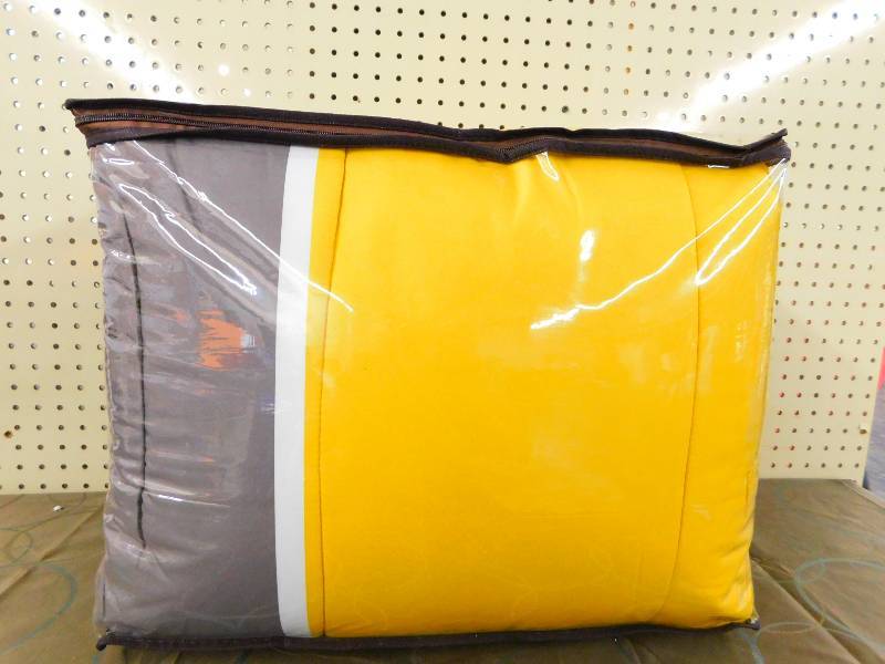 ALCOVE COMFORTER SET Sophie- Yellow Queen, MSRP $69.99