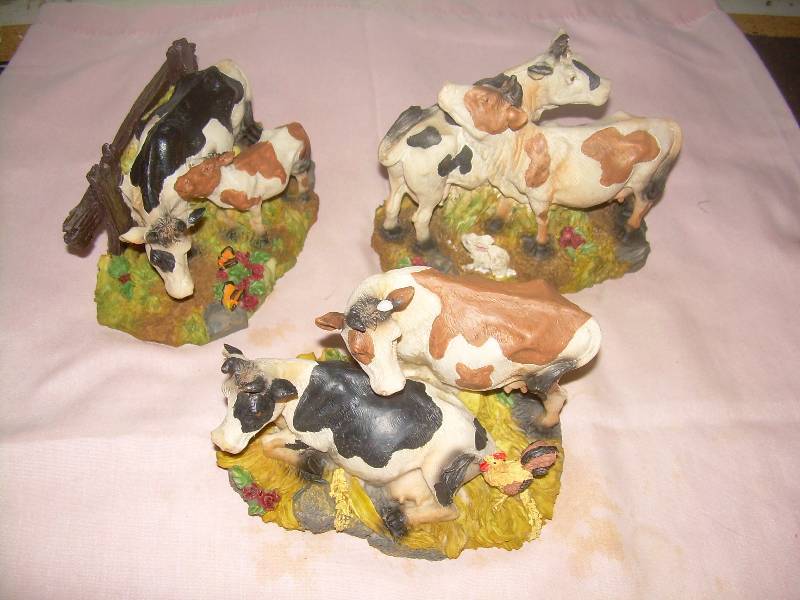 lot 5 image: 3 COW AND BULL AND CALF FIGURENES