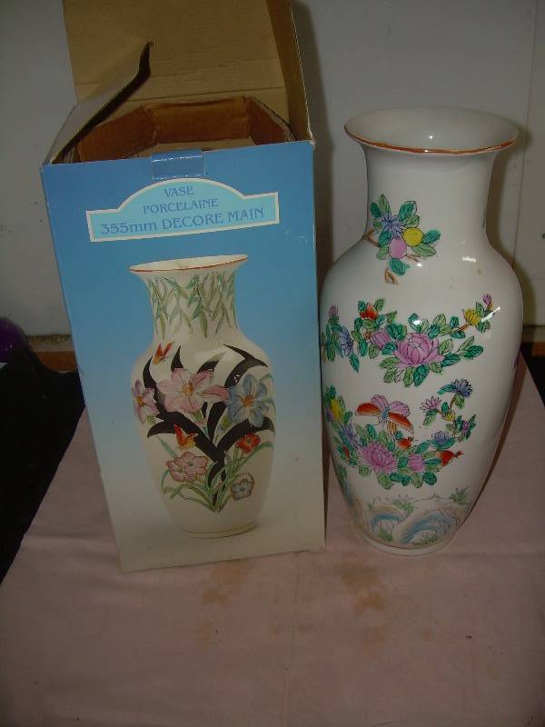 lot 9 image: PORCELAIN VASE