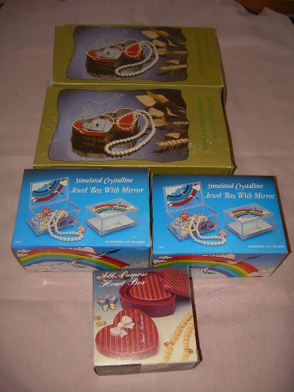 lot 12 image: MUSICAL HEART SHAPED JEWLERY BOXES AND JEWL BOXES