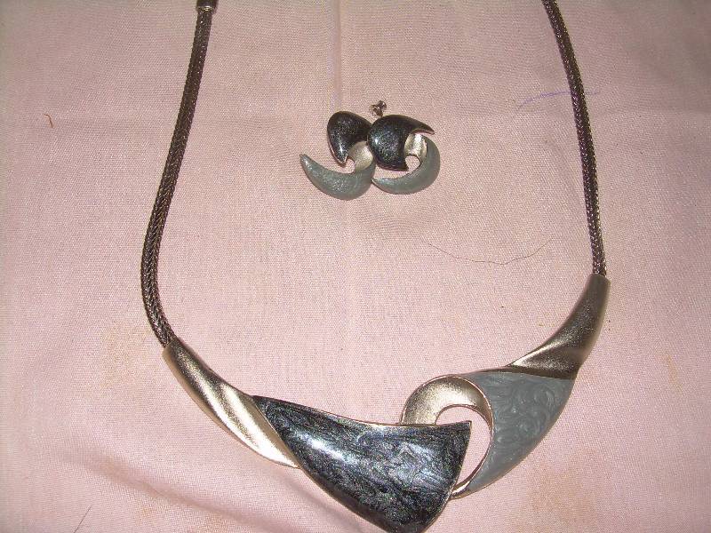 lot 27 image: VINTAGE NECKLACE AND EARINGS