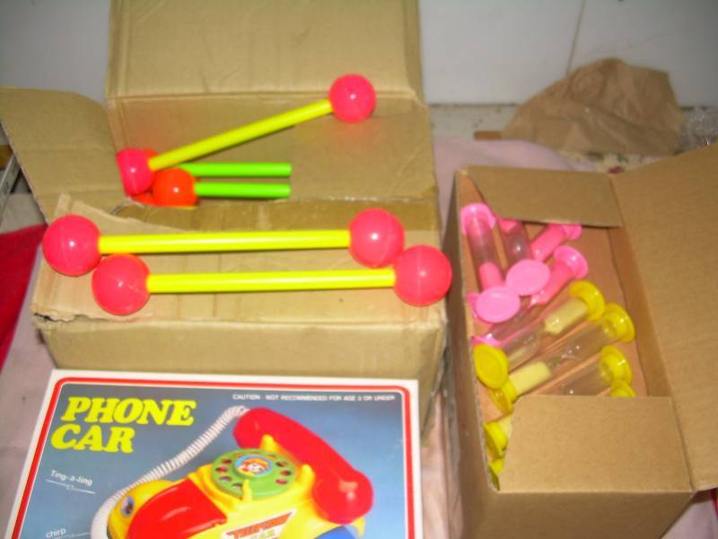 lot 65 image: TOY HOUR GLASSES , BAR BELL , PHONE CAR