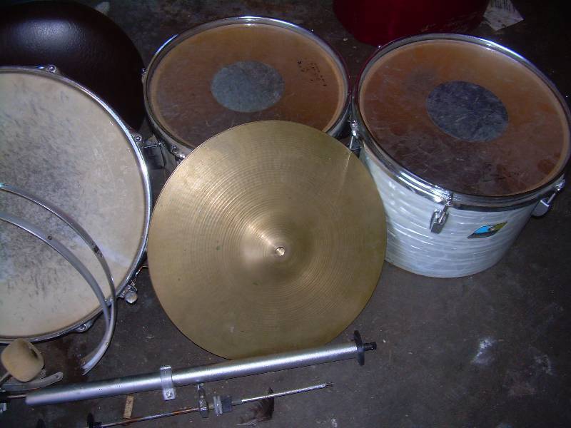 lot 73 image: FULL SIZE REMO DRUM SET
